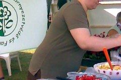 Gyümölcssaláta kínálgatása a falunapon