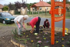 Virágültetés a köszöntő táblákhoz